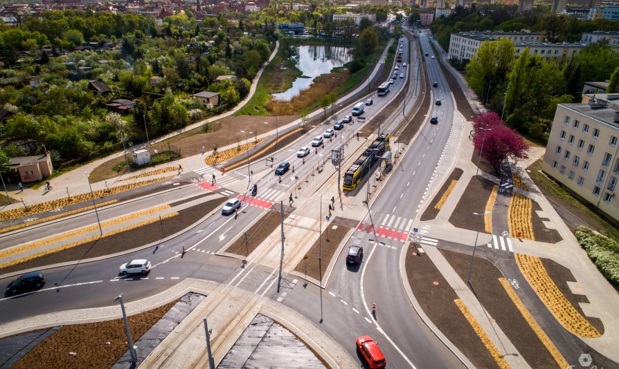 Ulica Przy Kaszowniku z lotu ptaka. W oddali panorama miasta