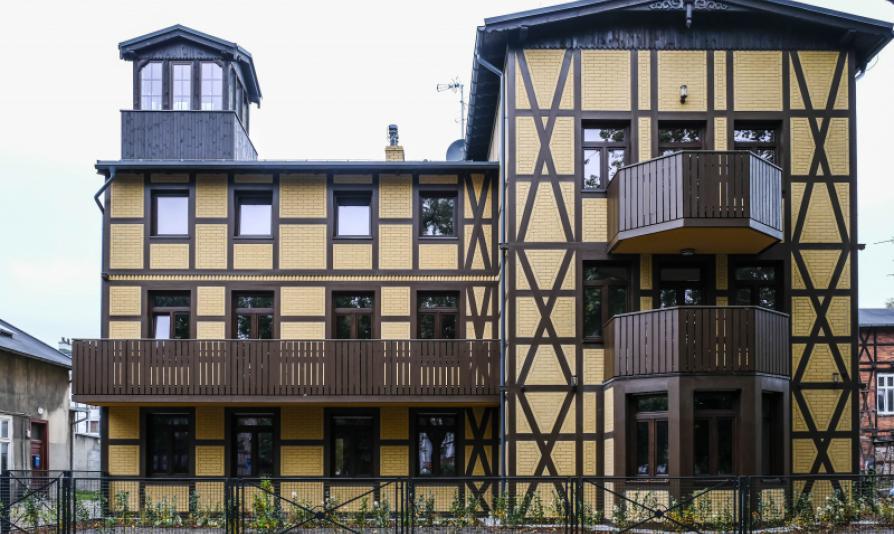 Zdjęcie budynku, który znajduje się przy ulicy Bydgoskiej 26 w Toruniu. Wygląd budynku nawiązuje do dawnej toruńskiej Zofiówki, która stała wcześniej w tym miejscu