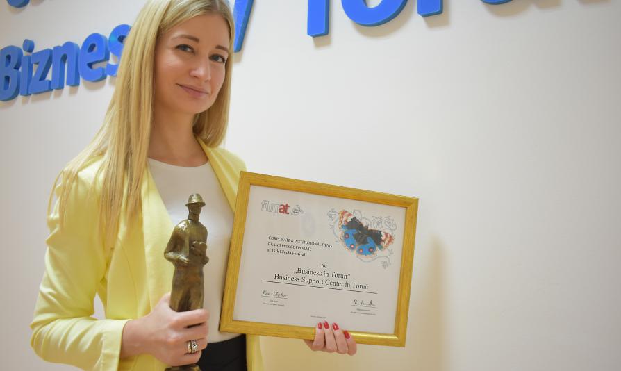 Marta Milde z Centrum  Wsparcia Biznesu w Toruniu prezentuje statuetkę Grand Prix Festiwalu FilmAT 