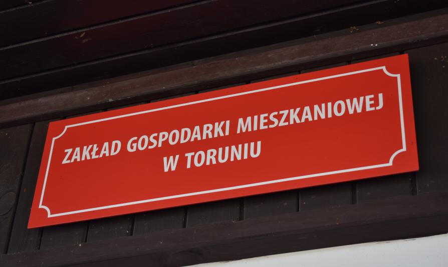 Szyld Zakładu Gospodarki Mieszkaniowej w Toruniu