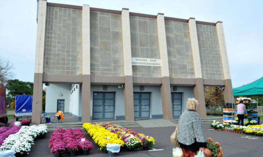 Na zdjęciu: sprzedawcy handlujący żywymi kwiatami przed cmentarzami