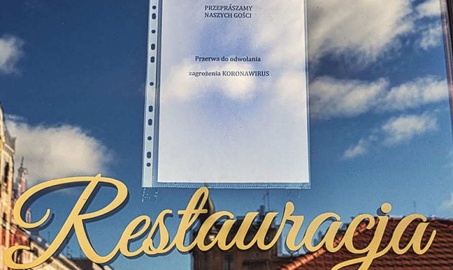 Zdjęcie szyby w restauracji z informacją o zamknięciu