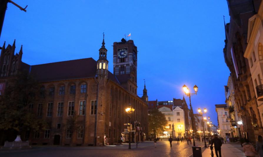 Ratusz staromiejski o zmroku