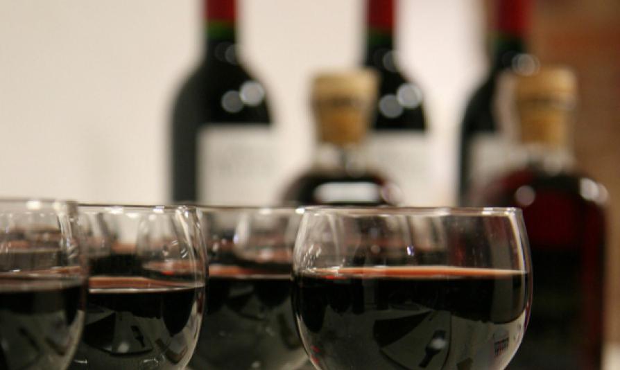 Na zdjęciu kieliszki z winem