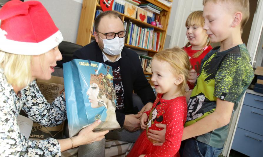 Na zdjęciu dzieci z placówki Młody Las i Zastępca Prezydenta Torunia Paweł Gulewski 