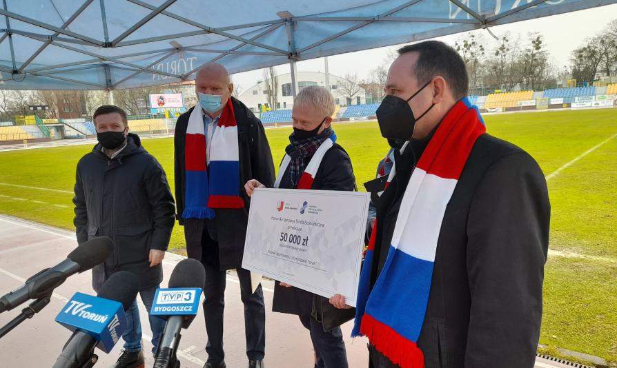 Na zdjęciu przekazanie czeku o wartości 50 tys. zł. dla klubu Pomorzanin Toruń 
