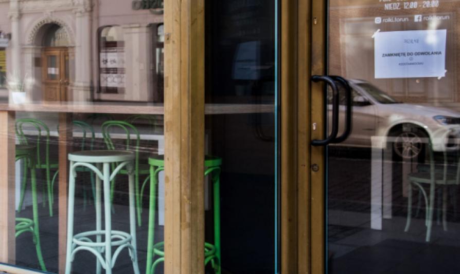 Na zdjęciu zamknięta restauracja 