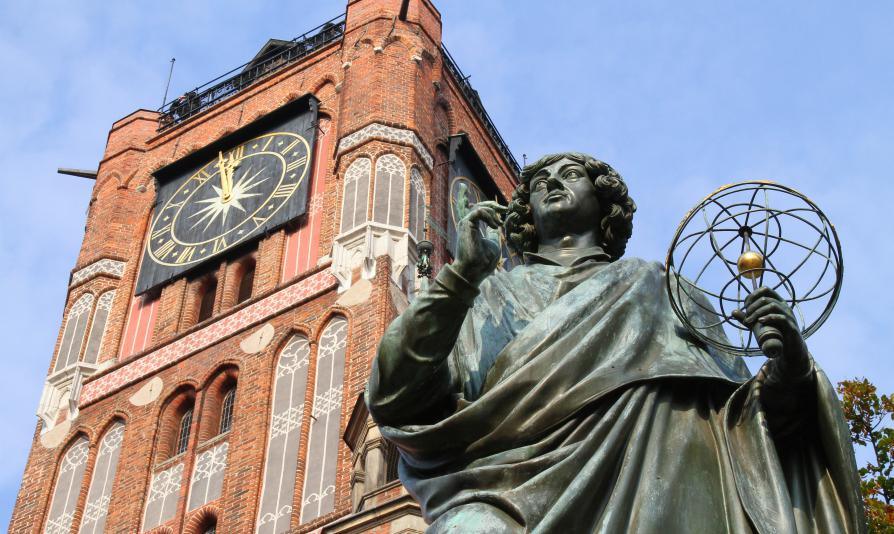 Zdjęcie Ratusza i pomnika M. Kopernika.
