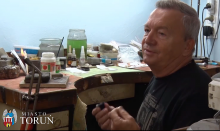 Właściciel pracowni jubilerskiej w swoim warsztacie