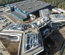 Nowoczesny budynek Grupy NEUCA na toruńskim JARze widziany z lotu ptaka