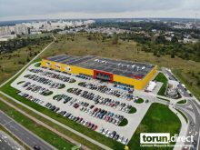 Zdjęcie nowego sklepu Agata S.A. przy ulicy Olsztyńskiej w Toruniu z lotu ptaka w dniu otwarcia