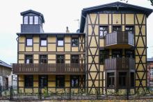 Zdjęcie budynku, który znajduje się przy ulicy Bydgoskiej 26 w Toruniu. Wygląd budynku nawiązuje do dawnej toruńskiej Zofiówki, która stała wcześniej w tym miejscu