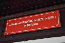 Szyld Zakładu Gospodarki Mieszkaniowej w Toruniu