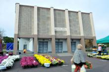 Na zdjęciu: sprzedawcy handlujący żywymi kwiatami przed cmentarzami