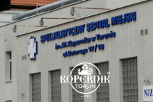 Zdjęcie przedstawia Szpital Miejski w Toruniu wraz z logotypem Kopernik Toruń