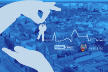 Grafika przedstwia dłonie przekazujące klucze i logotypy Miasto Toruń/CWB, w tle zdjęcie Torunia 