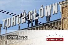 Zdjęcie przedstawia budynek Dworca Głównego i logotypy Urbitor i CWB