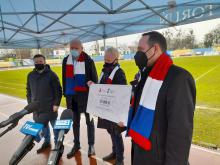 Na zdjęciu przekazanie czeku o wartości 50 tys. zł. dla klubu Pomorzanin Toruń 