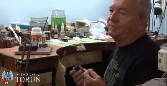 Właściciel pracowni jubilerskiej w swoim warsztacie