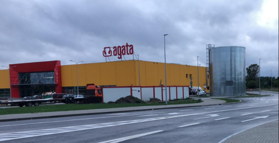 Zdjęcie sklepu firmy Agata S.A. przy ulicy Olsztyńskiej w Toruniu z perspektywy przechodnia