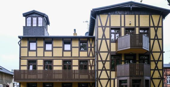 Zdjęcie budynku, który znajduje się przy ulicy Bydgoskiej 26 w Toruniu. Wygląd budynku nawiązuje do dawnej toruńskiej Zofiówki, która stała wcześniej w tym miejscu