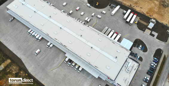 Zdjęcie przedstawia ujęcie z drona magazynu firmy DPD