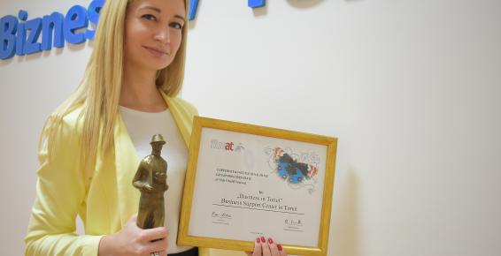 Marta Milde z Centrum  Wsparcia Biznesu w Toruniu prezentuje statuetkę Grand Prix Festiwalu FilmAT 