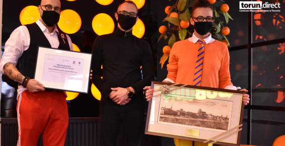 Aleksandra i Jarosław Włodarczykowie z firmy Graffico odbierają dyplom i nagrodę z rąk dyrektora CWB Łukasza Szarszewskiego.