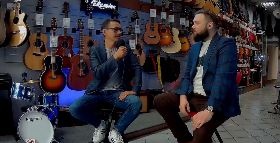 Na zdjęciu  jest prowadzący sklep muzyczny Bratpol  - Przemysław Huzarski w rozmowie z Tomaszem Kaczyńskim. 