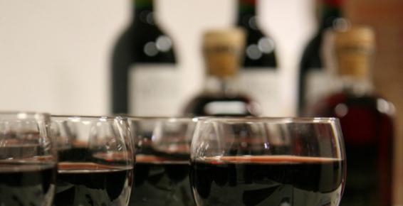 Na zdjęciu kieliszki z winem