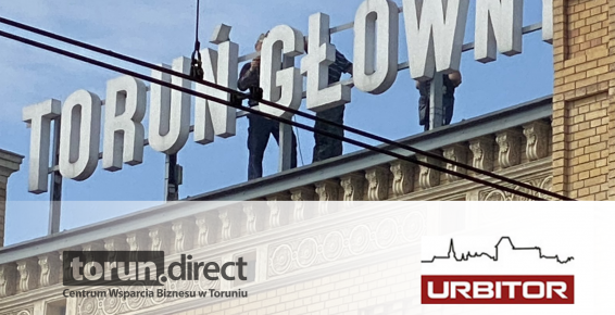 Zdjęcie przedstawia budynek Dworca Głównego i logotypy Urbitor i CWB