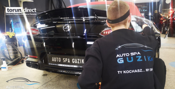 Na zdjęciu pracownik Auto Spa Guzik podczas pracy w salonie 