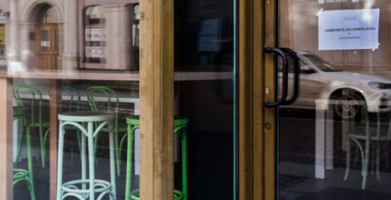 Na zdjęciu zamknięta restauracja 