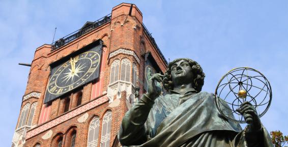 Zdjęcie Ratusza i pomnika M. Kopernika.