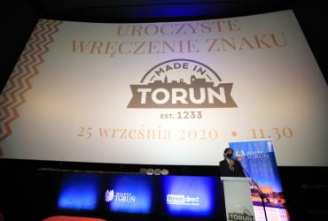 Prowadzący wydarzenie przemawia do zgromadzonych gości