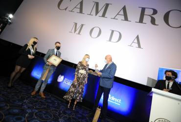 Przedstawiciele nowego laureata znaku uroczyście odbierają certyfikat na scenie