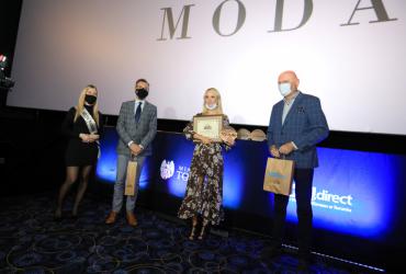 Przedstawiciele nowego laureata znaku uroczyście odbierają certyfikat na scenie