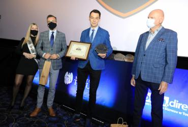 Przedstawiciele nowego laureata znaku uroczyście odbierają certyfikat na scenie