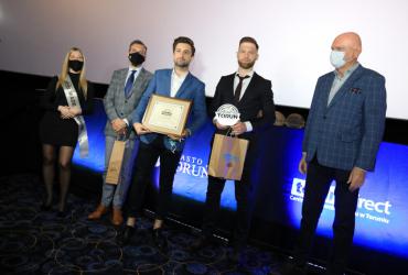 Przedstawiciele nowego laureata znaku uroczyście odbierają certyfikat na scenie