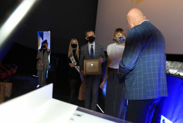 Przedstawiciele nowego laureata znaku uroczyście odbierają certyfikat na scenie