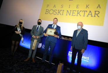 Przedstawiciele nowego laureata znaku uroczyście odbierają certyfikat na scenie