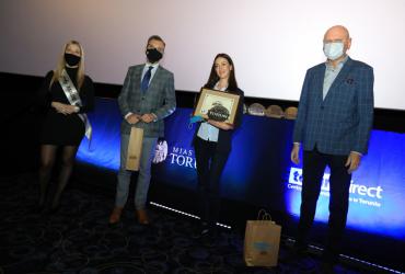 Przedstawiciele nowego laureata znaku uroczyście odbierają certyfikat na scenie