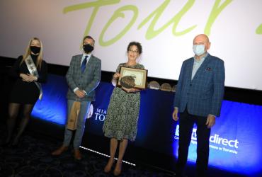 Przedstawiciele nowego laureata znaku uroczyście odbierają certyfikat na scenie