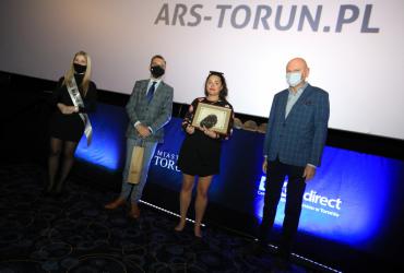 Przedstawiciele nowego laureata znaku uroczyście odbierają certyfikat na scenie