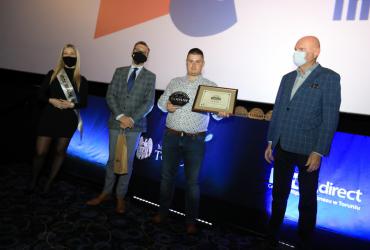 Przedstawiciele nowego laureata znaku uroczyście odbierają certyfikat na scenie