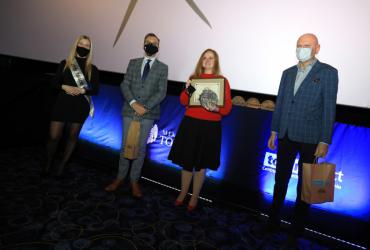 Przedstawiciele nowego laureata znaku uroczyście odbierają certyfikat na scenie