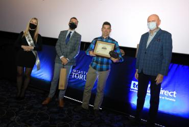 Przedstawiciele nowego laureata znaku uroczyście odbierają certyfikat na scenie