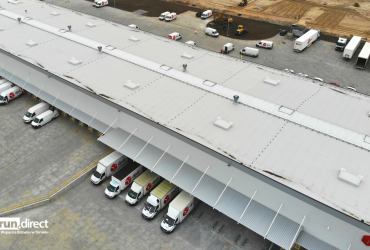 Zdjęcie przedstawia ujęcie z drona magazynu firmy DPD