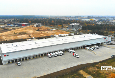 Zdjęcie przedstawia ujęcie z drona magazynu firmy DPD