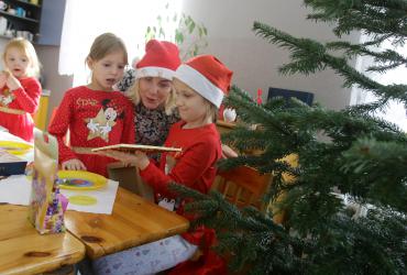 Na zdjęciu dzieci z placówki Młody Las i Zastępca Prezydenta Torunia Paweł Gulewski 